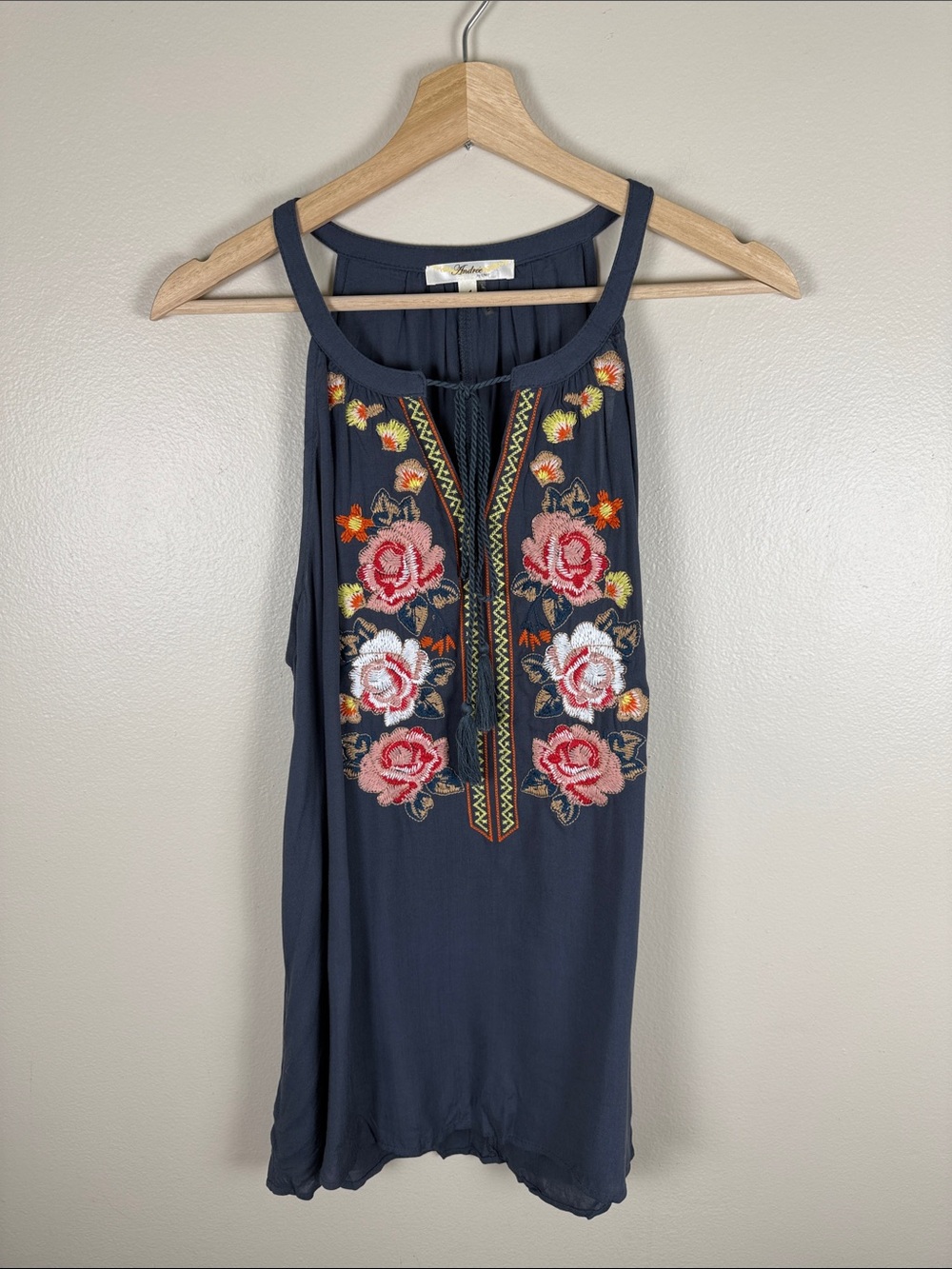 ANDREE BY UNIT Embroidered Floral Tank. Large